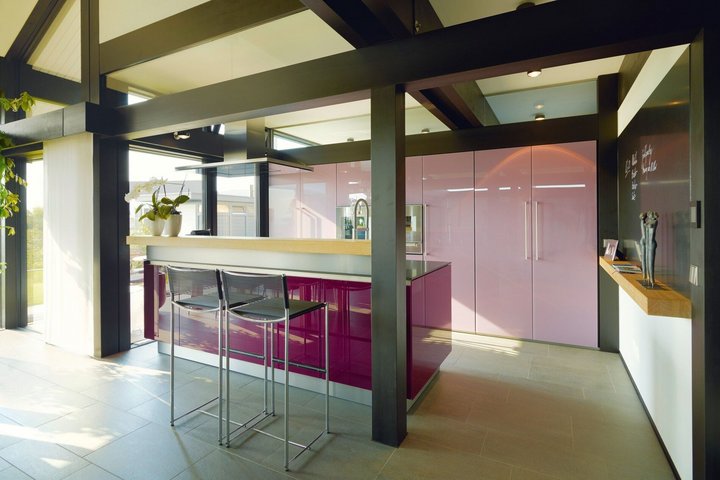 Küche mit stilvollem Design und modernen Möbeln in einem Architektenhaus