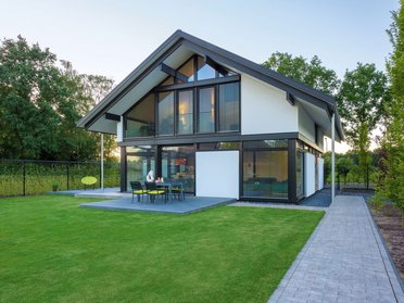 HUF house modum 810 2 Architektenhaus mit grüner Rasenfläche und klarer Linienführung