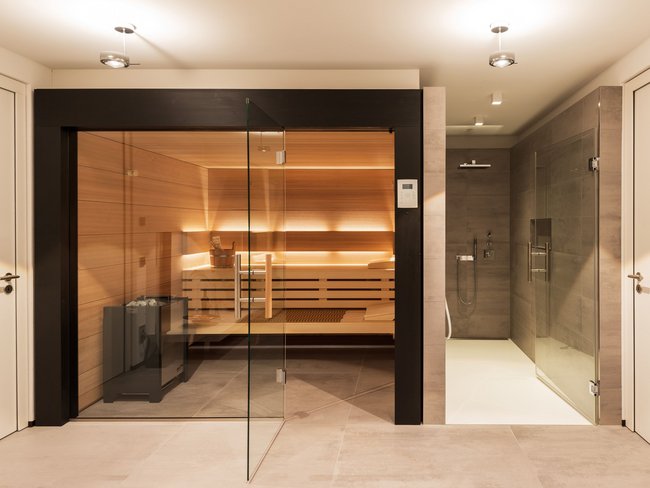 Elegante Sauna mit warmem Licht und komfortablen Einrichtungen