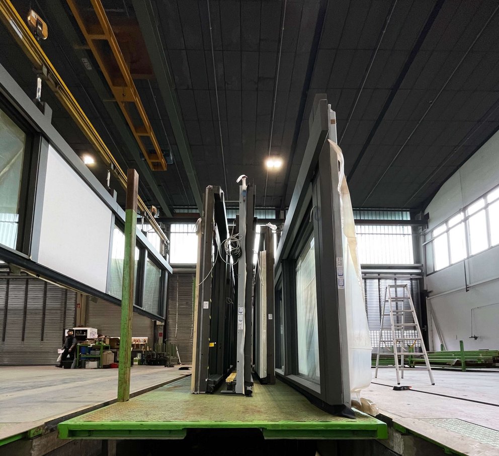 Blick auf Fensterrahmen in der Produktionsumgebung der Fabrik