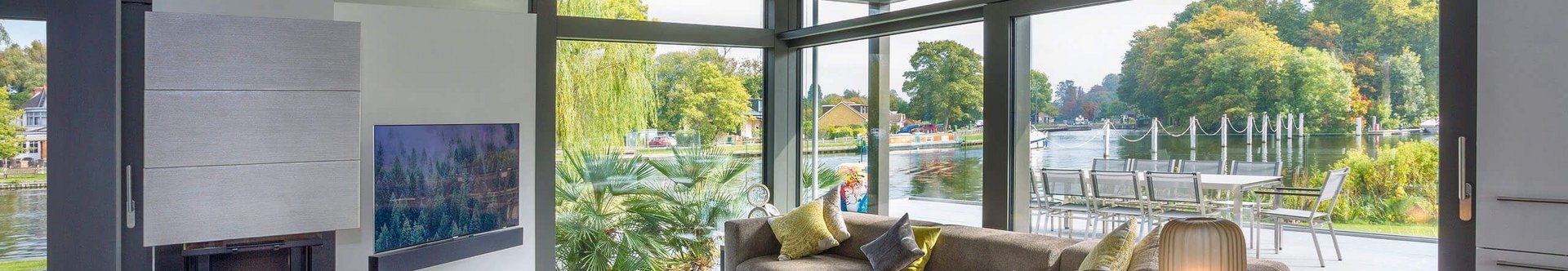 Modernes Wohnzimmer mit Blick auf den Garten Stilvolles Wohnzimmer mit großen Fenstern und eleganter Einrichtung