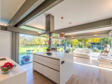 Modernes HUF Anbau mit stilvollem Wohnraum HUF Anbau integriert sich harmonisch in die Architektur des Hauses
