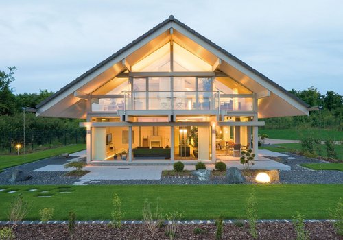 Futuristisches Haus mit Glasfassade und grünem Garten