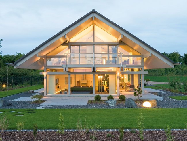 Futuristisches Haus mit Glasfassade und grünem Garten