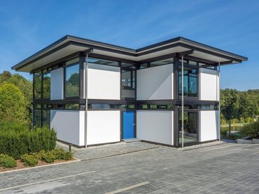 Architektenhaus in moderner Bauweise mit klaren Linien