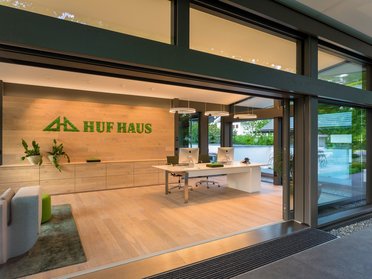 Modernes Büro von HUF HAUS Innenansicht des HUF HAUS Büros mit moderner Ausstattung