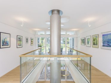 Moderne Innenansicht einer Fachwerk-Villa mit großzügigem Raumkonzept