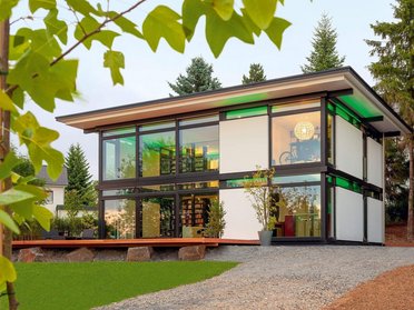 Preview des modernen Fachwerkhauses mit Flachdach in der Natur