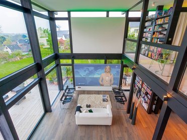 Innenansicht eines modernen Fachwerkhauses mit Flachdach und großem Fensterbereich
