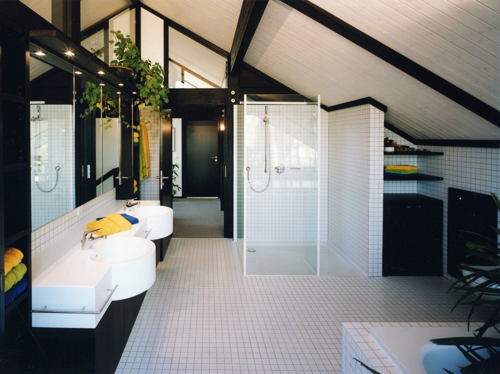 Großzügiges Badezimmer mit hellem Design und glatten Oberflächen