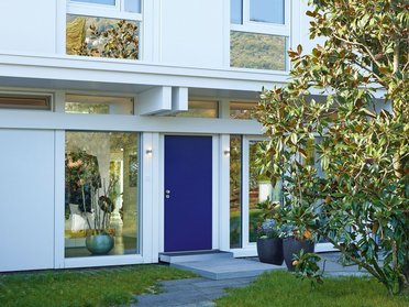 Hausfassade des HUF Flachdachs mit modernem Design und Garten