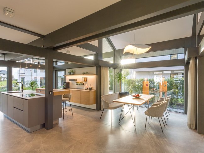 Moderne Küche und Essbereich in einem hellen Zuhause Stilvolles, offenes Wohnkonzept mit Küche und Essplatz