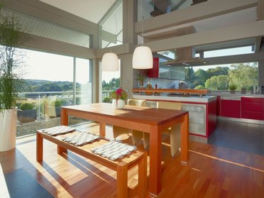 HUF Haus ART 3 grau Fachwerkhaus 5 Offene Bauweise mit Essbereich und Küchenansicht in Architektenhaus