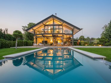 Gemütliches Designhaus mit Pool und Gartenlandschaft