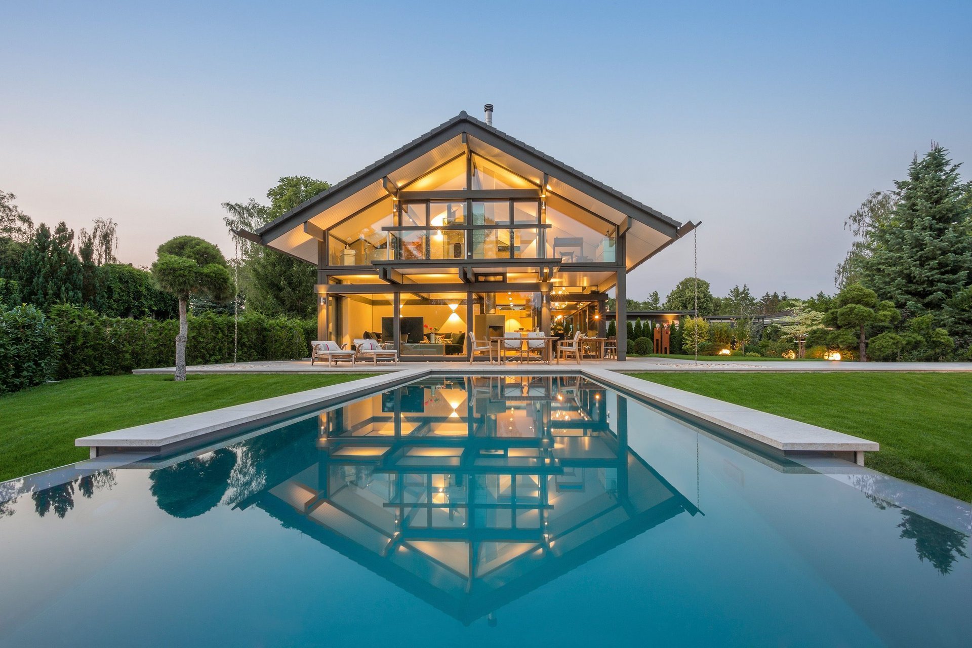 Modernes Architektenhaus mit schönem Garten Gemütliches Designhaus mit Pool und Gartenlandschaft