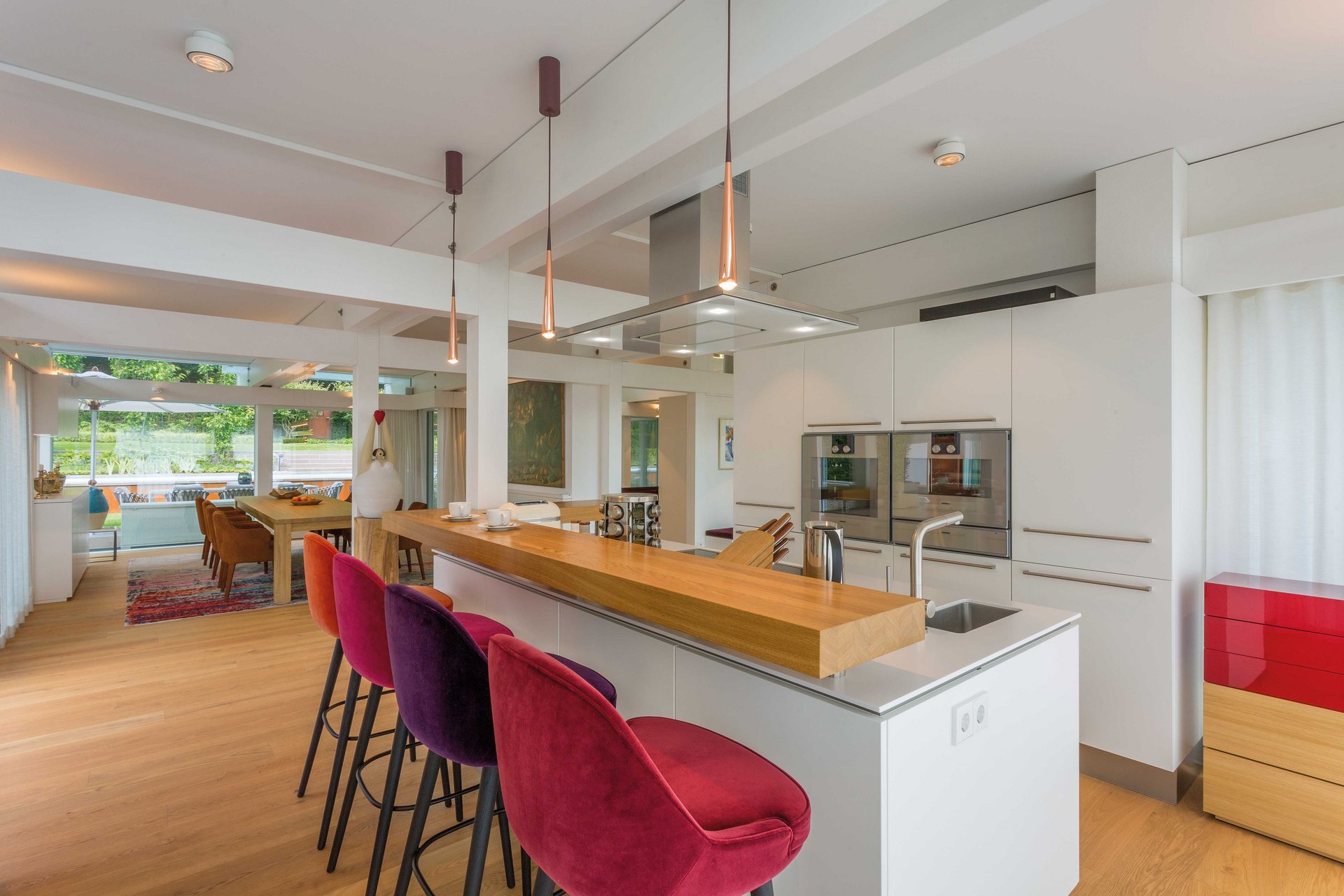Jubiläumskalender 110 Jahre HUF HAUS Moderne Küche mit ansprechendem Design und gemütlichem Essbereich