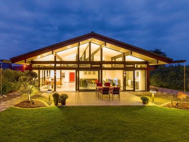Ein stufenloses Bungalow-Wohnkonzept in einer eleganten Umgebung