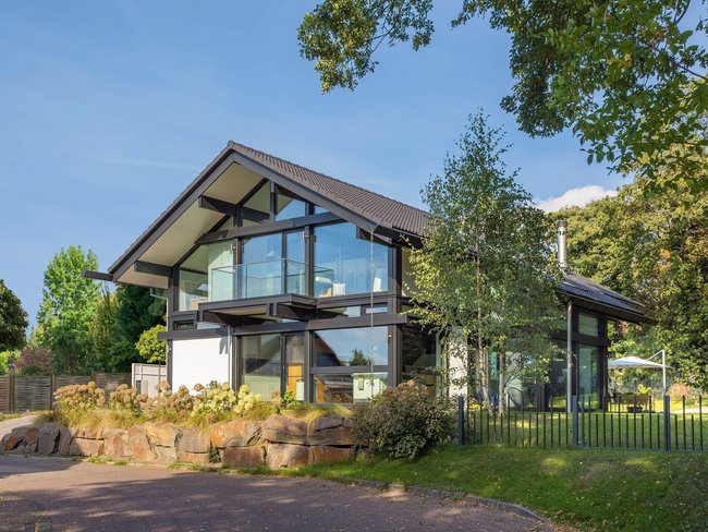 Familienhaus mit markanter Fachwerkarchitektur und eleganten Möbeln