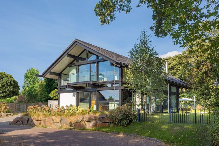 Familienhaus mit markanter Fachwerkarchitektur und eleganten Möbeln