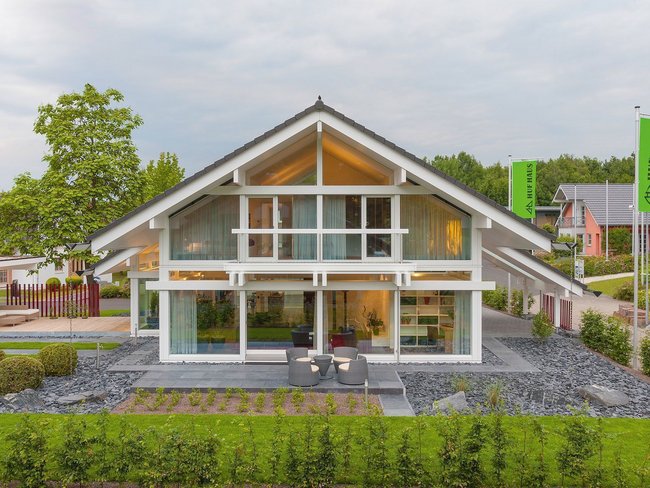 Ansicht eines modernen Hauses mit Garten und neuester Bauweise