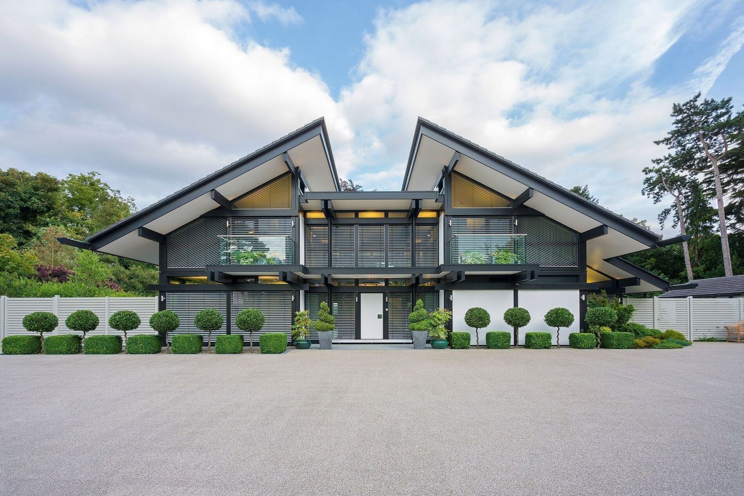 Futuristisches Haus mit Sichtachsen und grüner Umgebung