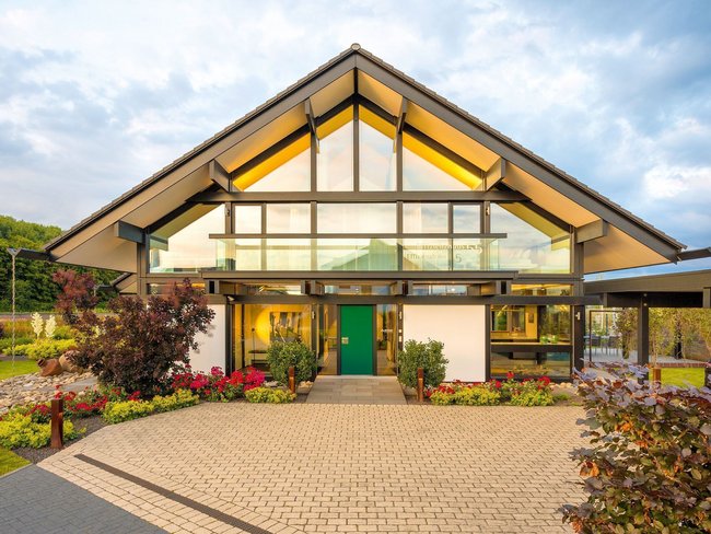 Haus mit Glasfront und schöner Gartenlandschaft in der Umgebung