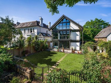 Gemütliches Familienhaus mit modernem Design und grünem Garten