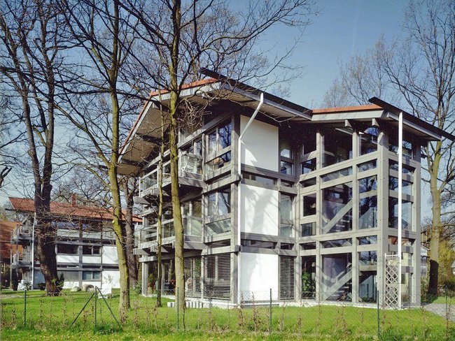 Offene und großzügige Architektur in einem ruhigen Umfeld