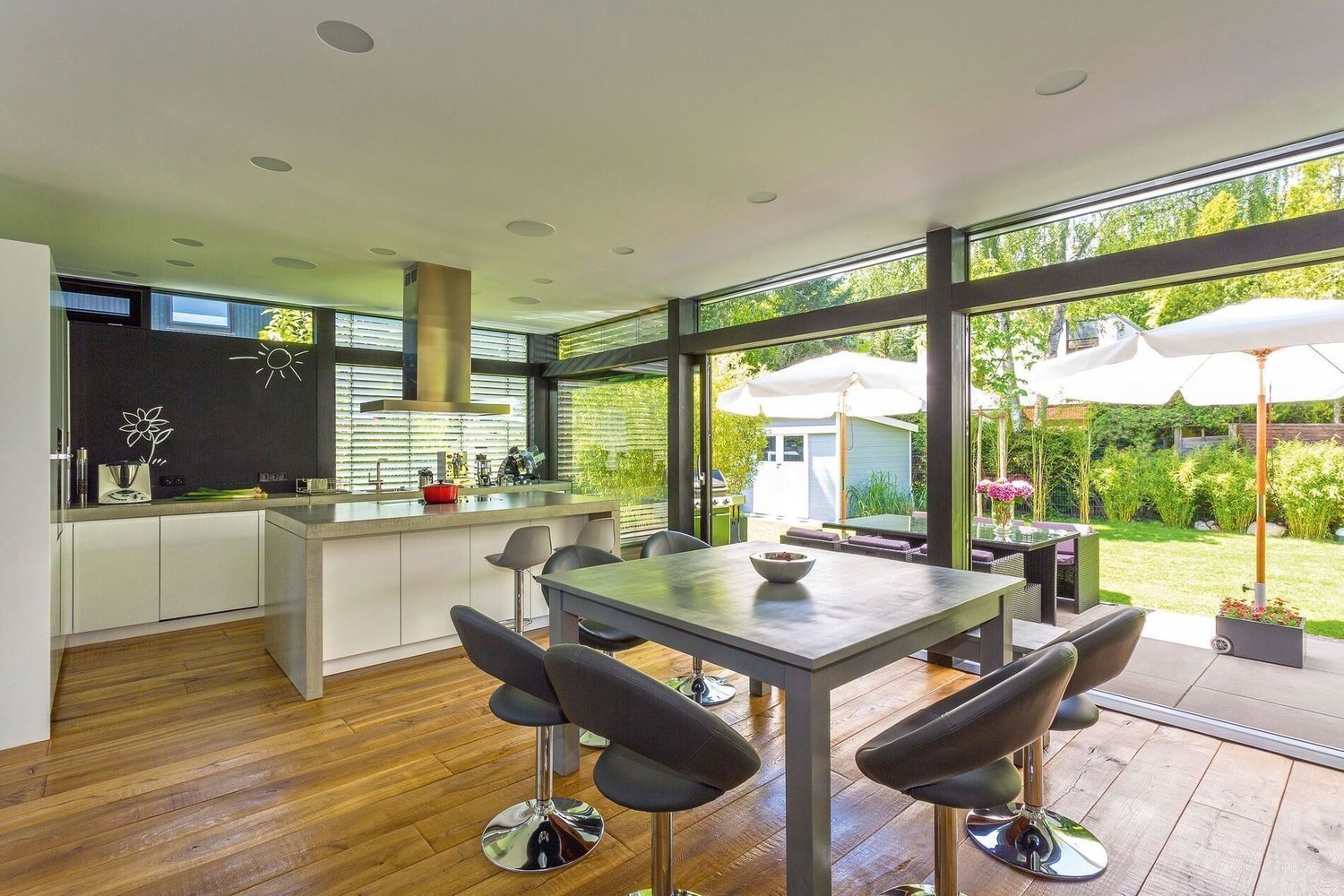 Helle Küche in einem stilvollen Familienhaus mit Blick auf den Garten