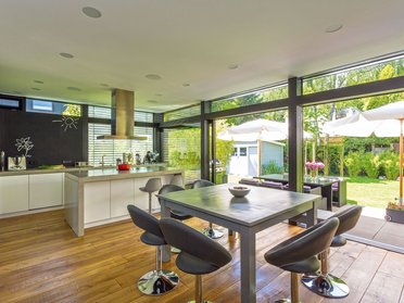 Helle Küche in einem stilvollen Familienhaus mit Blick auf den Garten