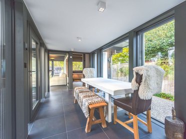 Stylisher HUF Anbau mit harmonischer Architektur Lichtdurchfluteter Wohnraum mit Tisch und modernen Möbeln