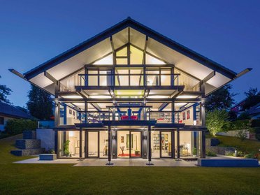 Architektenhaus mit Fachwerk-Design, offenes und helles Innenleben