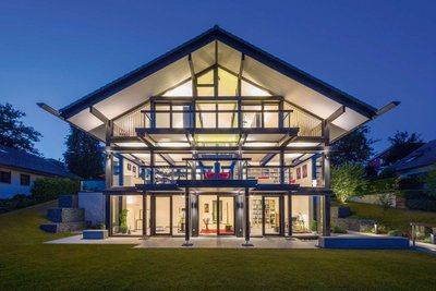 Architektenhaus mit Fachwerk-Design, offenes und helles Innenleben
