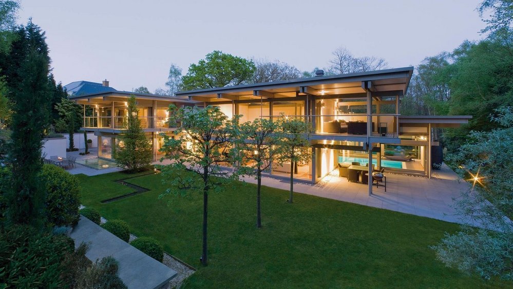Modernes Flachdach Traumhaus im grünen Ambiente Exklusives modernes Flachdachhaus mit klaren Linien und hochwertiger Materialwahl