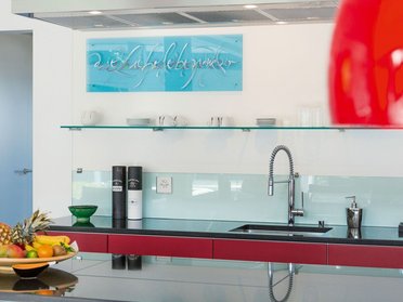 Zeitgenössische Kücheneinrichtung mit frischem Obst und minimalistischer Gestaltung