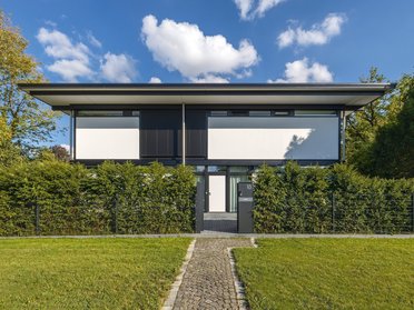 Lichtdurchflutetes Architektenhaus mit modernem Design Fassade eines modernen, lichtdurchfluteten Architektenhauses