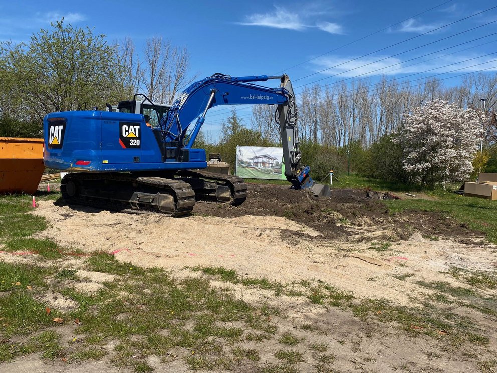 Ein CAT 320 Bagger gräbt auf einer Baustelle in der Natur