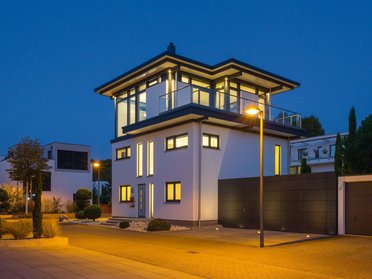Elegantes Haus mit Aufstockung, beleuchtet, moderne Architektur