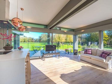HUF Anbau mit stilvollem Wohnraum Lichtdurchfluteter Wohnbereich mit Blick auf den Garten