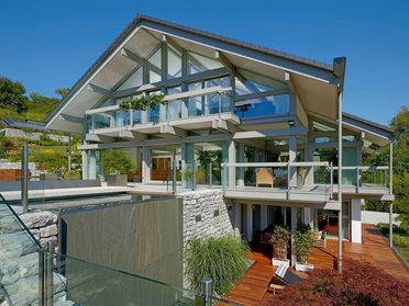 HUF HAUS mit großzügigen Glasflächen und eleganter Ausstattung