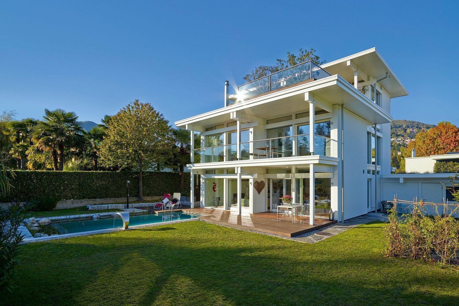 HUF Flachdachhaus mit Schwimmbad und moderner Fassade