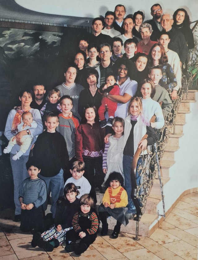 Jubiläumskalender 110 Jahre HUF HAUS Gruppenfoto mit vielen Menschen auf einer Treppe
