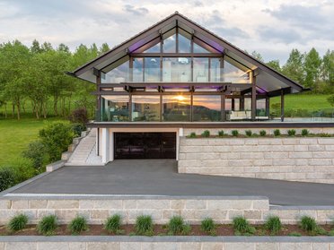 HUF Haus mit offenen Räumen, viel Licht und zeitlosem Design