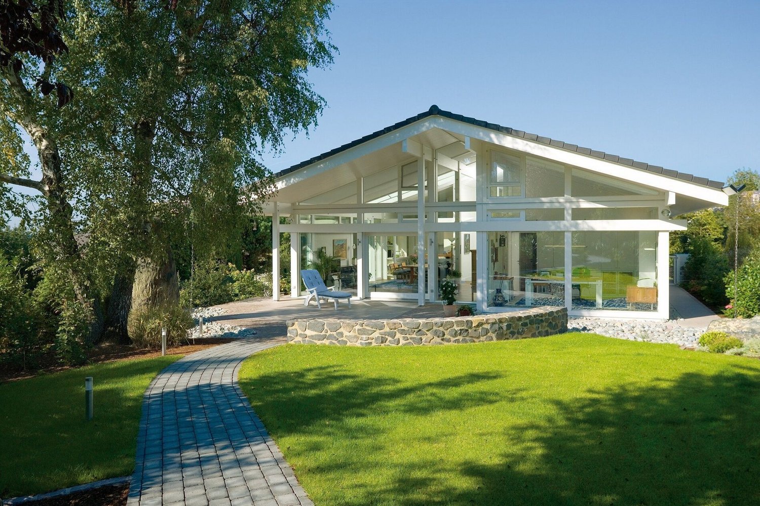 Blick auf einen HUF Bungalow mit hochwertiger Ausstattung im Grünen
