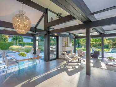 Transparentes Fachwerkhaus mit Garten und Panorama Fachwerkhaus aus Holz und Glas mit Garten und herlichem Ausblick
