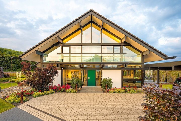 Faszinierendes Hausdesign mit Glasfront und schöner Landschaftsgestaltung