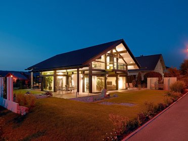 Architektenhaus mit stilvollem Design und Beleuchtung bei Nacht
