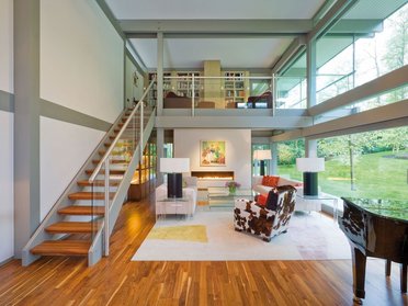 Modernes Traumhaus mit Flachdach und elegantem Design Helles, offenes Wohnzimmer mit klaren Linien und stilvollen Möbeln