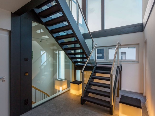 Helles Treppenhaus mit Glasdetails und moderner Architektur