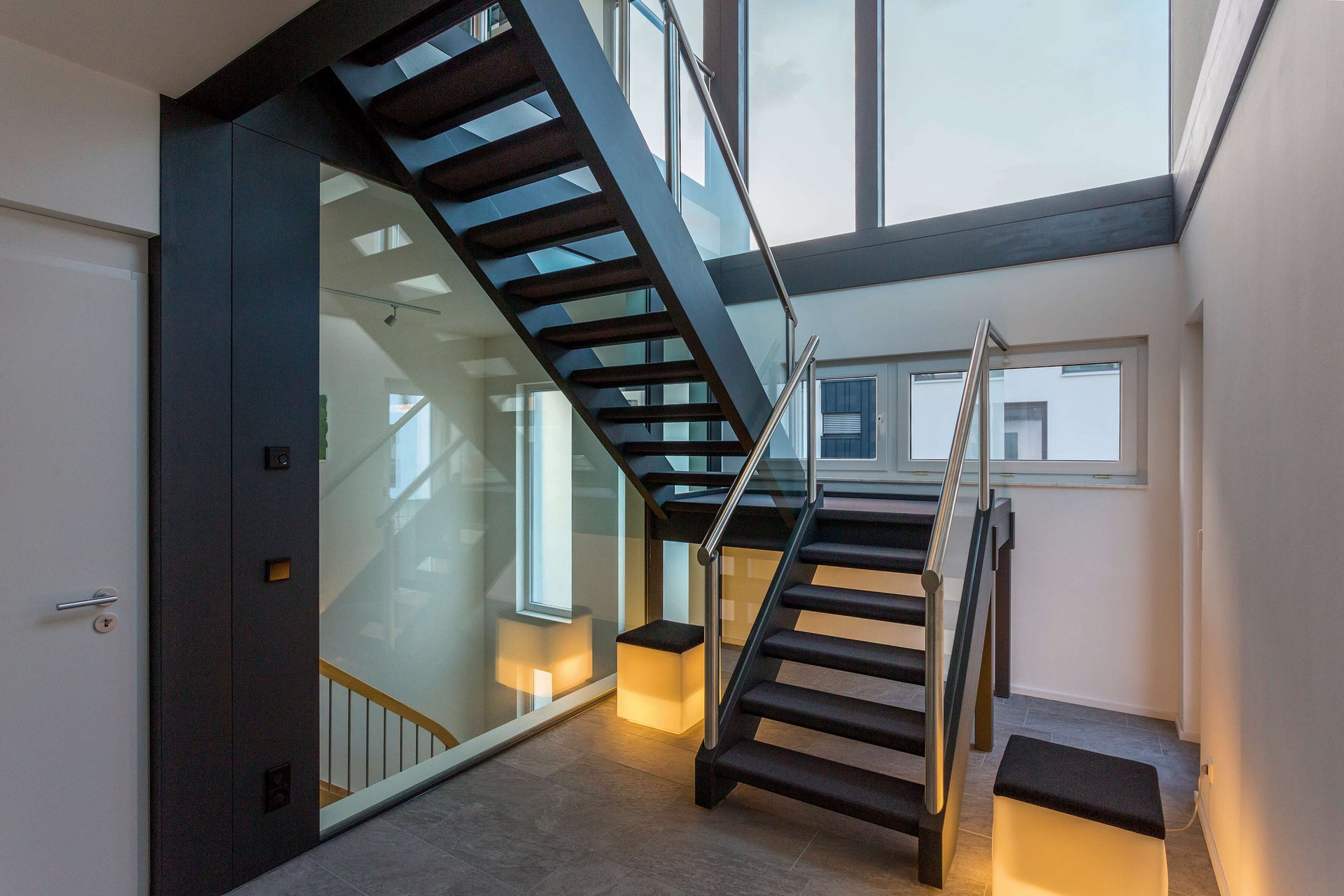 Modernes Treppenhaus mit HUF Aufstockung Helles Treppenhaus mit Glasdetails und moderner Architektur